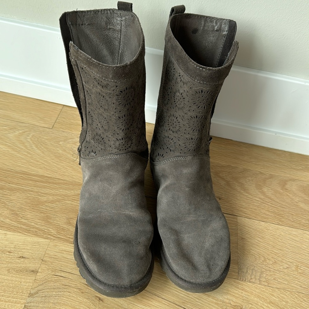 Ugg Perforated Short Boots, size 7